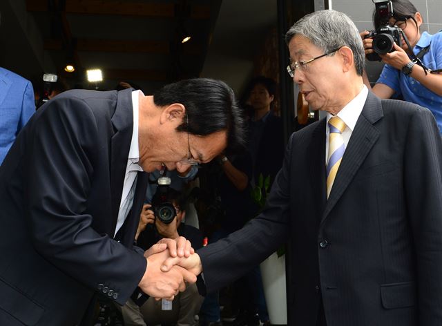 정진석 새누리당 원내대표가 19일 오전 서울 강남구 논현동 한 커피숍에서 김희옥 혁신비상대책위원장과 회동을 마친 뒤 나오며 고개 숙여 인사하고 있다. 오대근 기자 inliner@hankookilbo.com