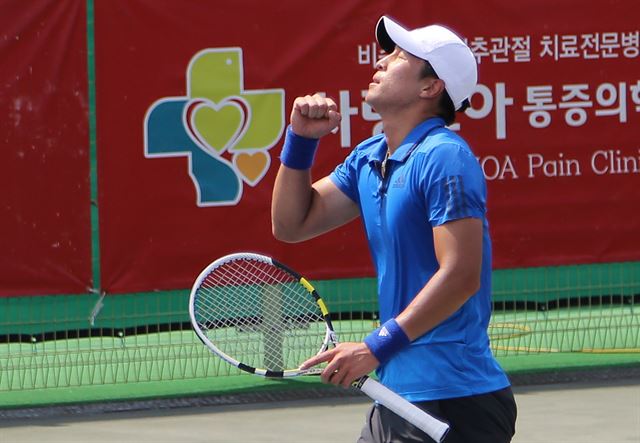 19일 대구 유니버시아드 코트에서 열린 국제테니스연맹(ITF) 대구 퓨처스대회 마지막날 결승에서 우승한 임용규가 경기도중 환호하고 있다. 대한테니스협회 제공