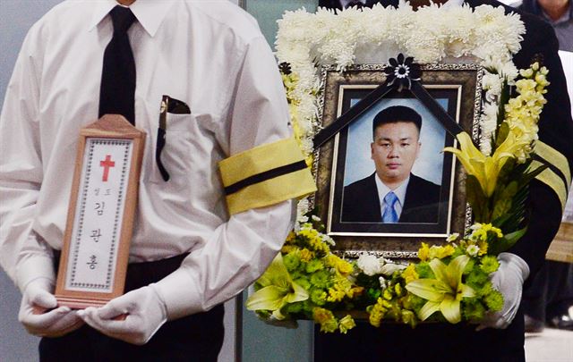 19일 오전 서울 은평구 서울 시립 서북병원 장례식장에서 열린 ‘세월호 의인’ 고 김관홍 잠수사 발인식에서 고인의 운구가 차량으로 이동하고 있다. 뉴시스