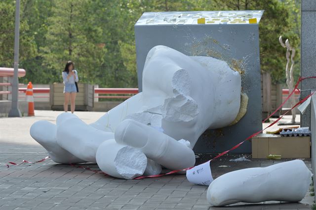 지난 1일 서울 홍익대학교 정문 앞에 설치된 극우성향 사이트 '일간베스트저장소(일베)'를 상징하는 손 모양의 동상이 파손된 모습. 신재훈 인턴기자