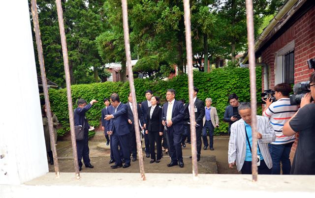 20일 오후 서울고법 민사30부 재판부가 전남 고흥군 소록도를 찾아 단종, 낙태 피해 한센인들의 국가상대 소송 특별 기일을 열었다. 현장 검증에 나선 재판부와 변호인단이 한센인을 감금했던 시설을 둘러보고 있다. 연합뉴스