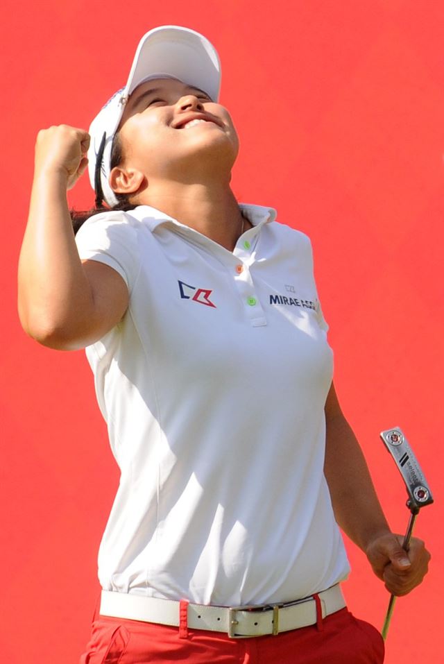 김세영이 20일 미국여자프로골프(LPGA) 투어 마이어 클래식에서 연장접전 끝에 우승을 차지한 뒤 기뻐하고 있다. AP연합뉴스