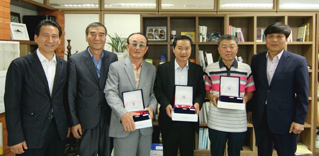 한국일보 62주년 우수지국 시상식에서 각 지국장들과 유명상 대구한국일보 사장이 기념촬영을 하고 있다. (왼쪽부터) 허광일 대구지사장, 이은우 독자마케팅 국장, 이학희 동영주 지국장, 곽희영 안동 지국장, 김영식 대구 신암지국장, 유명상 대구한국일보 사장.