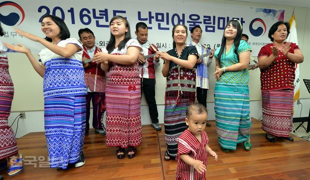 16회 세계 난민의 날인 20일 인천 중구 출입국외국인지원센터에서 미얀마 재정착 난민 가족들이 공연을 하는 동안 나이우씨 아들 투크가 함께 노래를 부르고 있다. 서재훈기자 spring@hankookilbo.com