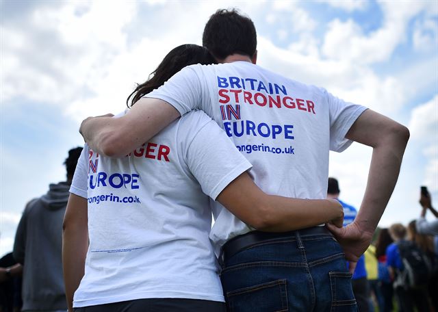 영국의 EU 잔류를 주장하는 한 남녀가 ‘영국은 EU 안에서 더욱 강해진다’라고 적힌 티셔츠를 입고 19일 런던 하이드파크에서 EU 잔류를 주장하는 집회에 참석하고 있다. 런던=AFP 연합뉴스