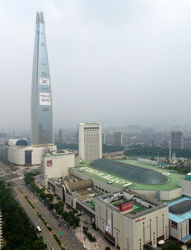 이명박 정부에서 국가안보와 비행안전에 위협이 된다는 공군의 반대를 무릅쓰고 건설을 승인해준 제2롯데월드 일대 부지 전경. 올해 12월 완공을 눈앞에 두고 있다.