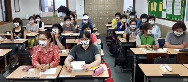 대전예지중ㆍ고 학생들이 교실에서 마스크를 쓴 채 수업을 거부하고 있다. 이 학교 학생과 교사들은 대전지검에 박규선 전 교장 겸 이사장의 각종 갑질 및 비리 등에 대한 수사를 요구하고, 삭발 등 강도 높은 집단 행동까지 불사키로 했다. 예지중ㆍ고 정상화추진위 제공