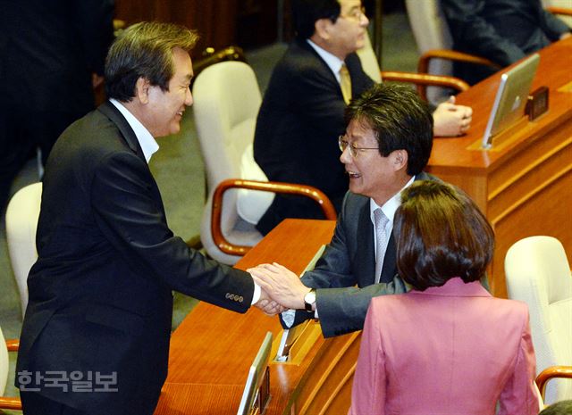 20일 오전 국회 본회의장에서 새누리당 김무성 전 대표가 복당한 유승민 의원과 인사하고 있다. 오대근 기자 inliner@hankookilbo.com