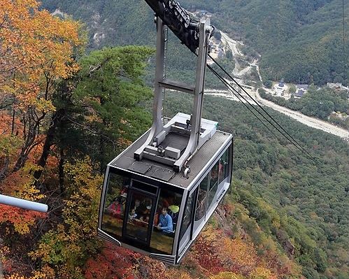 관광객을 태운 케이블카가 설악산 권금성 구간을 오르고 있다. 연합뉴스