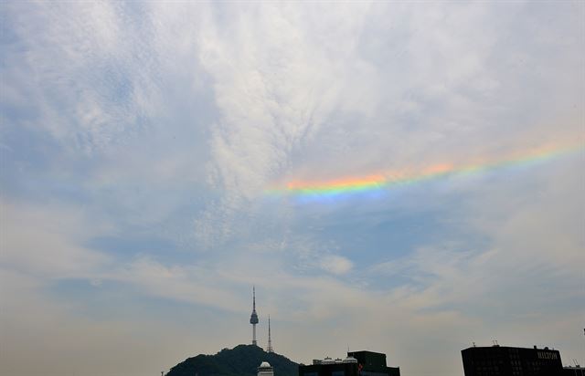 절기상 하지인 21일 오전 N서울타워 상공에서 무지개빛 구름인 채운 [iridescent cloud, 彩雲]이 카메라에 포착됐다. 왕태석기자 kingwang@hankookilbo.com