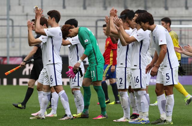 지난 2일 스페인과 평가전에서 1-6으로 참패한 뒤 고개를 숙인 한국 선수들. 잘츠부르크=연합뉴스