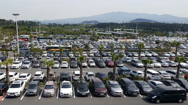 제주공항 주변 교통체증을 해소하기 위해 9월부터 제주공항에서 렌터카를 빌리고 반납할 수 없게 됐다. 렌터카를 이용하기 위해서는 셔틀버스를 타고 제주공항과 렌터카 업체의 차고지를 오고가야 한다. 사진은 제주공항 주차장 전경.