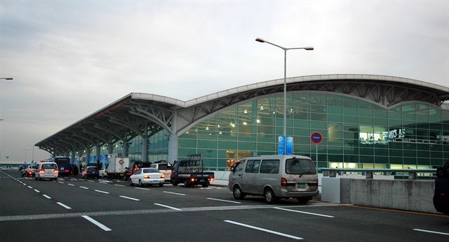 김해국제공항. 한국일보 자료사진