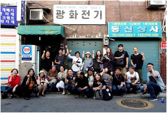 이한구 사진가(뒷줄 왼쪽에서 두 번째)와 달팽이사진골방 회원들이 함께 한 청계천 나들이