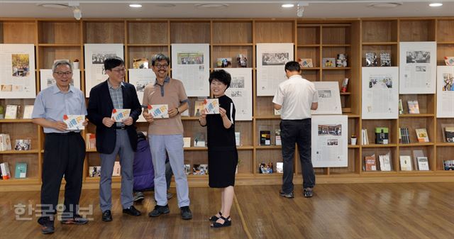 21일 서울도서관에서 열린 '책, 공동체를 꿈구다'전 개막식에서 안찬수 책읽는문화재단 사무처장, 장은수 편집문화 실험실 대표, 이용훈 서울도서관장, 여위숙 국립어린이청소년도서관장이 이야기를 나누고 있다. 신상순 선임기자 ssshin@hankookilbo.com