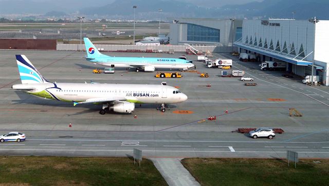 정부가 21일 영남권에 신공항을 건설하는 대신 김해공항 확장안을 대안으로 제시했다. 사진은 최근 경남 김해공항 계류장에 비행기가 대기중인 모습. 연합뉴스