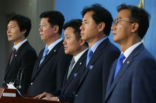 더불어민주당 부산지역 의원들이 21일 오후 국회 정론관에서 영남권 신공항 건설 용역조사 발표에 관한 기자회견을 하고 있다. 왼쪽부터 김해영·박재호·최인호·김영춘·전재수 의원. 연합뉴스