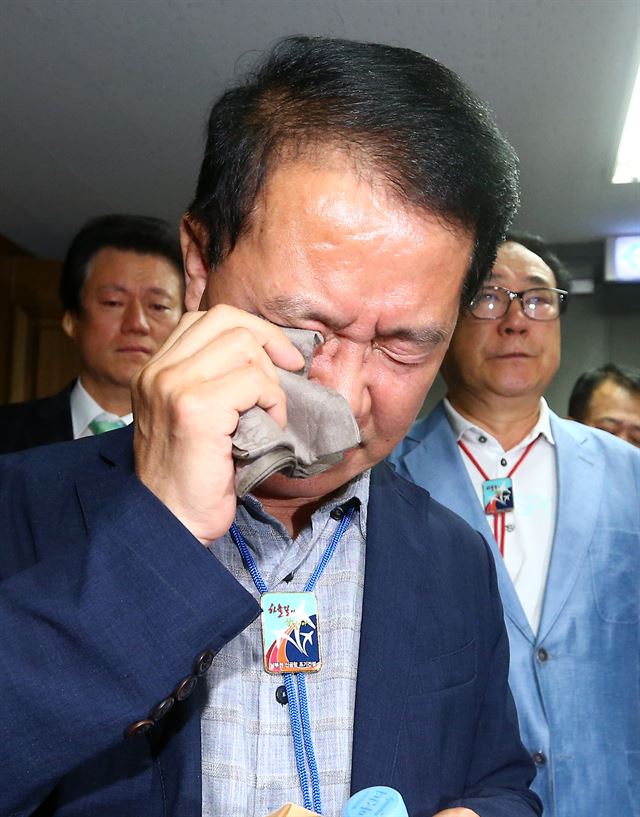 강주열 남부권신공항 범시도민추진위원회 위원장이 21일 오후 대구상공회의소를 빠져나가며 눈물을 흘리고 있다. 이날 영남권 신공항에 대한 사전타당성 연구용역을 벌여온 프랑스 파리공항공단엔지니어링(ADPi)과 국토교통부는 김해공항을 확장하는 방안이 최적의 대안이라는 결론을 내렸다. 연합뉴스