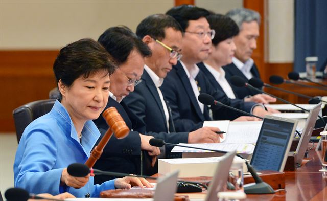 박근혜 대통령이 21일 오후 청와대에서 열린 국무회의를 주재하며 의사봉을 두드리고 있다. 청와대사진기자단