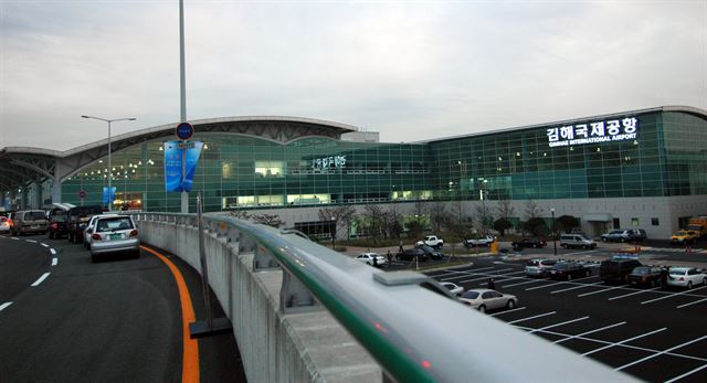 김해국제공항. 한국일보 자료사진