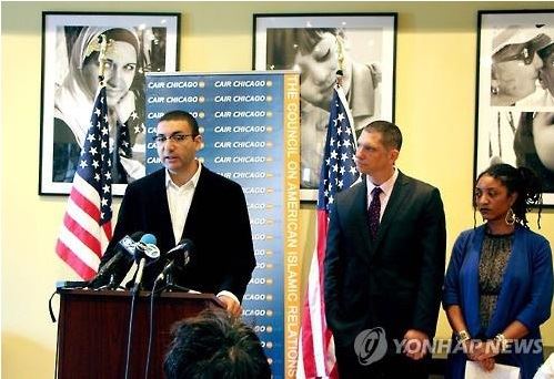 미국 내 최대 무슬림 이익단체 ‘미국 이슬람관계협의회’(CAIR)와 미국 최대 LGBT 법률조직 등이 지난 20일 시카고에서 공동 기자회견을 열고 무슬림과 LGBT의 평등한 인권 보장을 위한 연대를 선언하고 있다. 시카고=AFP 연합뉴스