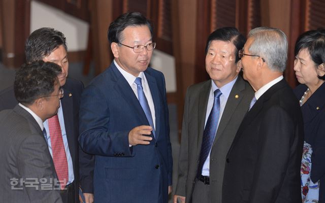 22일 국회 본회의장에서 더불어민주당 김부겸 의원이 김종인 비상대책위 대표와 대화하고 있다. 오대근기자 inliner@hankookilbo.com\