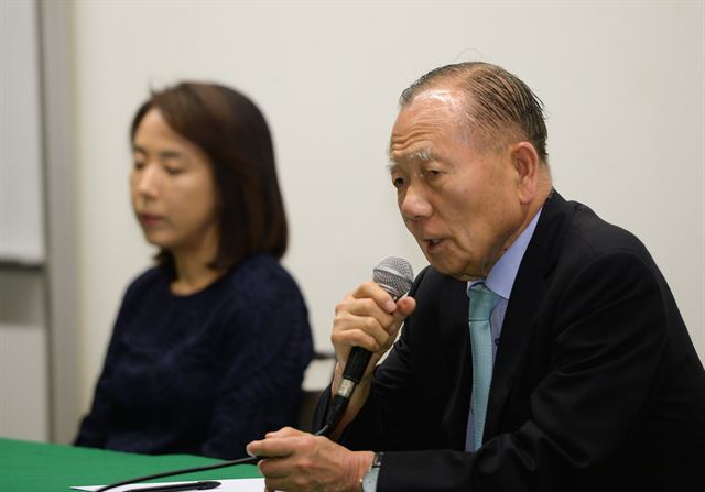 김동호 부산국제영화제 신임 조직위원장(오른쪽)과 강수연 부산영화제 집행위원장이 23일 기자회견에서 부산영화제 독립성 보장을 위한 정관 개정을 약속하며 영화인들의 보이콧 철회를 호소하고 있다. 이정현 인턴기자