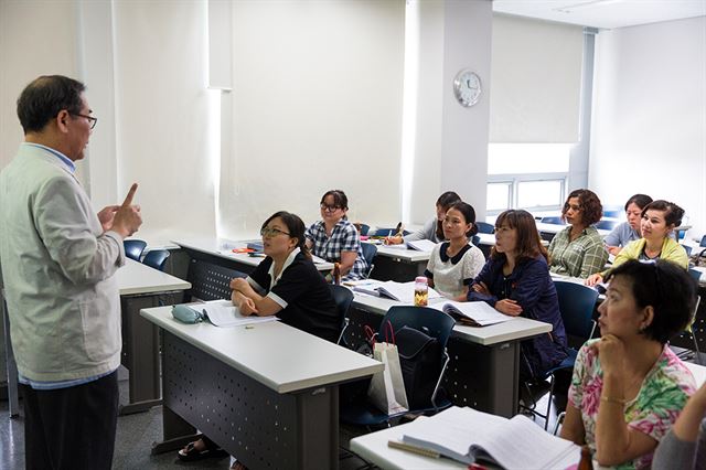 상명대 한국어교사 양성과정에 등록한 천안지역 결혼이민자들이 한국어학 수업을 듣고 있다. 상명대 제공