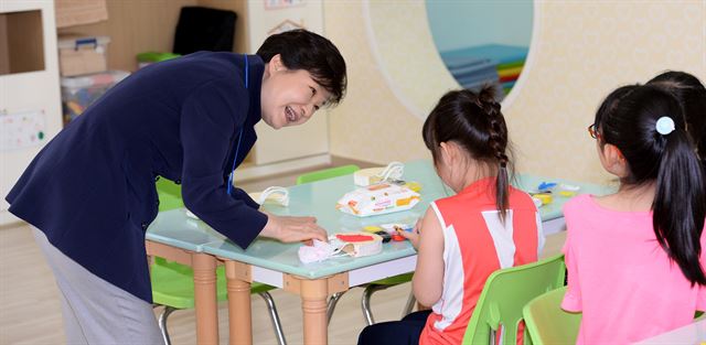 박근혜 대통령이 23일 서울 성북구 숭인초등학교의 돌봄교실을 찾아 학생들과 대화하고 있다. 연합뉴스