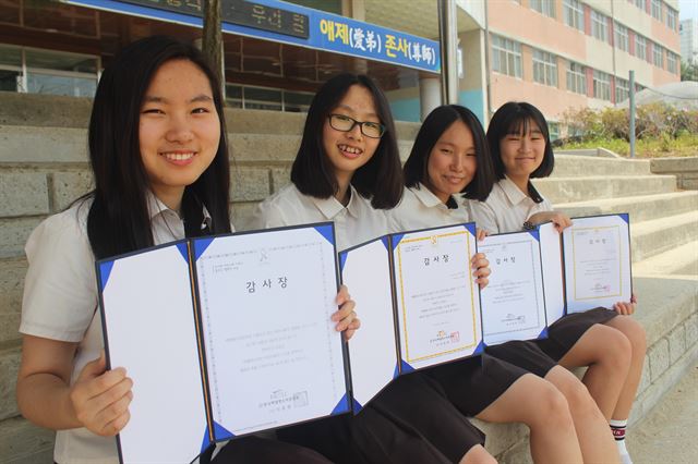 백혈병 소아암환자를 위해 모발을 기부한 충남 천안 월봉고 학생들이 한국백혈병소아암협회로부터 받은 감사장을 들고 있다. (왼쪽부터 박나현, 위지현, 최영민, 김나연양)