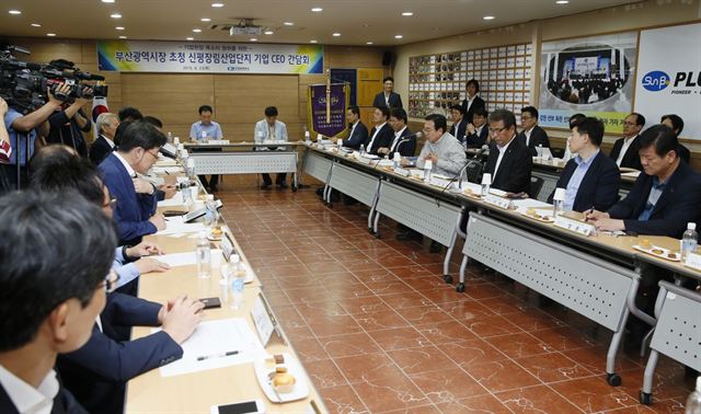 23일 오후 신평장림산단 선보공업 본사에서 서병수 부산시장, 조성제 부산상공회의소 회장 등이 참석한 가운데 기업 CEO 간담회가 열리고 있다. 부산상의 제공