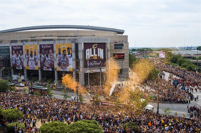 미 오하이오주 클립르랜드에서 22일(현지시간) 창단 이후 첫 우승을 달성한 미국프로농구(NBA) 클리블랜드 캐벌리어스의 우승 축하 퍼레이드가 열린 가운데 퍼레이드에 참여한 팬들이 환호하고 있다. 클리블랜드는 1964년 창단 이후 52년만에 NBA 2015~2016 시즌에서 우승했다. AFP 연합뉴스