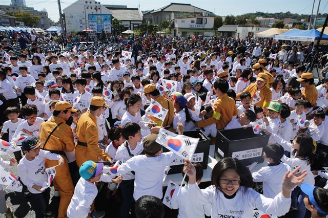 전북 군산에서는 시간을 거슬러 되돌아가 언제든지 과거로의 시간여행을 떠날 수 있다. 일대강점기인 1930년대 아픔의 역사와 슬픔을 간직한 근대유산들을 마주하면 당신 민초들의 삶과 저항정신을 느끼게 된다. 사진은 지난해 열린 군산 시간여행 축제./2016-06-16(한국일보)