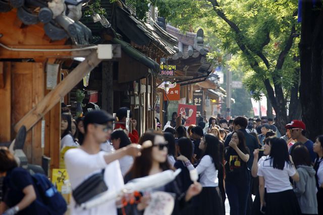 주말이면 전주한옥마을 거리 곳곳엔 젊은이들로 넘쳐 난다.