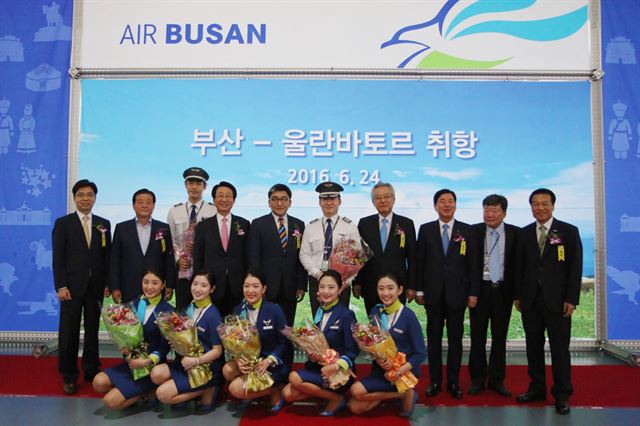 24일 오전 김해국제공항 국제선청사에서 진행된 에어부산 울란바토르 취항식에서 한태근(왼쪽서 네 번째) 에어부산 사장, 비얌바도르 주부산몽골영사 등 참석자들이 기념촬영을 하고 있다. 에어부산 제공