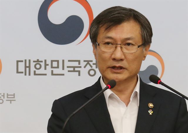 정관주 문화체육관광부 1차관이 24일 서울 세종로 정부서울청사에서 국립한국문학관 건립계획 무기한 중단 방침에 대해 설명하고 있다. 연합뉴스