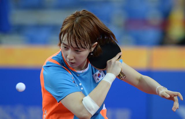 24일 인천 남동체육관에서 열린 국제탁구연맹(ITTF) 월드투어 슈퍼시리즈 코리아오픈 개인 단식 32강 한국 서효원과 일본 하야타 히나의 경기에서 한국 서효원이 수비를 하고 있다. 인천=뉴시스