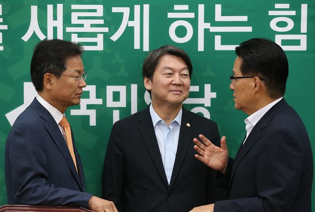 국민의당 천정배(왼쪽부터)·안철수 공동대표, 박지원 원내대표가 24일 오전 국회에서 열린 북한미사일 발사 관련 현안보고에 앞서 이야기를 나누고 있다. 연합뉴스