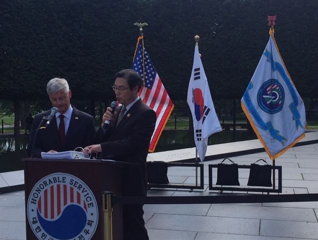 25일 오전 미국 워싱턴 한국전 참전 기념공원에서 월터 샤프(왼쪽) 전 주한미군사령관과 김동기 주 워싱턴 총영사가 카투사 한국전쟁 전사자들의 이름을 호명하고 있다. 주미 대사관