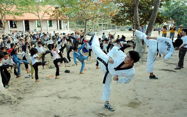 계명대 국외봉사단원들이 해외봉사활동에 나서 현지 어린이들에게 태권도를 가르치고 있다. 계명대 제공