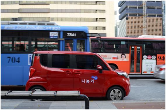 서울 종로구 세종대로를 지나고 있는 서울시 공유 차량 ‘나눔카’.