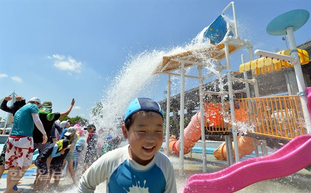 전국이 대체로 맑고 30도가 넘는 무더위가 이어진 26일 오후 서울 뚝섬한강공원 수영장에서 시민들이 물놀이를 즐기며 무더위를 날리고 있다. 서재훈기자