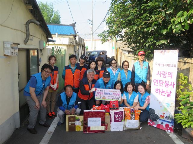 대전지방보훈청(청장 이명현)은 26일 대전봉사체험교실(회장 권흥주) 회원들과 함께 대전 동구 삼성동 이상호 국가유공자 가정을 찾아 '사랑의 연탄'과 생필품을 전달하고 위로했다. 앞줄 왼쪽부터 김진혁 동안미소한의원장, 김근영 정안모터스 대표, 이 청장, 박성효 전 대전시장. 대전봉사체험교실 제공./2016-06-26(한국일보)