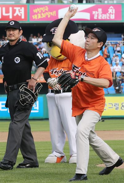 제임스 김 시구. 한화이글스 제공