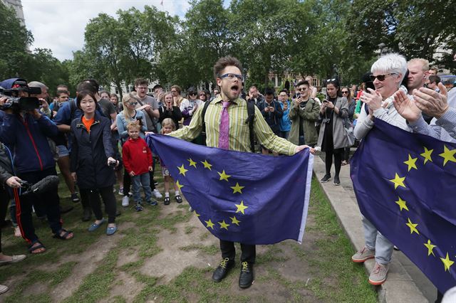 영국의 유럽연합(EU) 탈퇴에 반대하는 시위대가 25일 런던의 유럽광장에서 EU 깃발을 들고 시위를 벌이고 있다. ‘브렉시트’로 2차대전 이후 미국 주도로 이뤄진 세계 질서의 구조적 변화 가능성이 제기되고 있다. AP 뉴시스