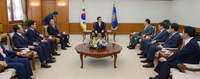 황교안 국무총리가 24일 신공항 백지화와 관련해 서울 세종로 정부서울청사를 찾은 대구지역 국회의원들과 면담을 하고 있다. 뉴시스