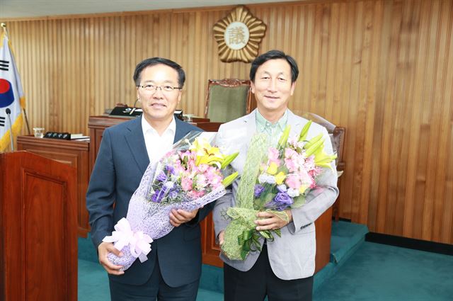 영주시의회는 27일 의장에 김현익(왼쪽), 부의장에 전영탁 의원을 선출했다. 영주시의회 제공