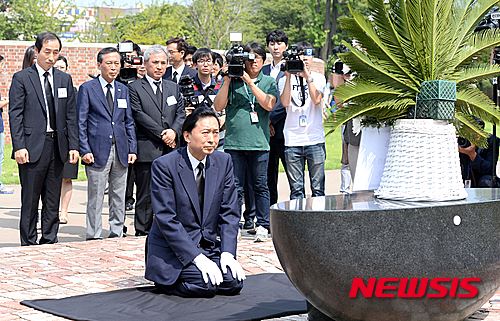 하토야마 유키오(鳩山由紀夫) 전 일본 총리가 지난해 8월12일 서울 서대문형무소를 방문해 추모비 앞에서 무릎을 꿇고 있다. 뉴시스 자료사진