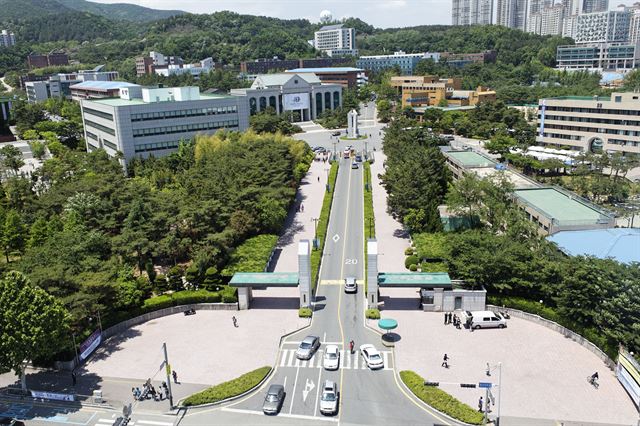 울산대는 1970년 개교 이래 학교법인 울산공업학원의 지원과 산학협력교육을 바탕으로 세계적인 대학으로 성장했다. 사진은 캠퍼스 전경. 울산대 제공