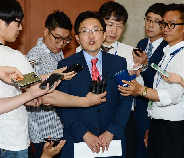 김용태 새누리당 의원이 27일 국회 정론관에서 당 대표 경선 출마를 선언한 뒤 기자들의 질문을 받고 있다. 오대근 기자 inliner@hankookilbo.com